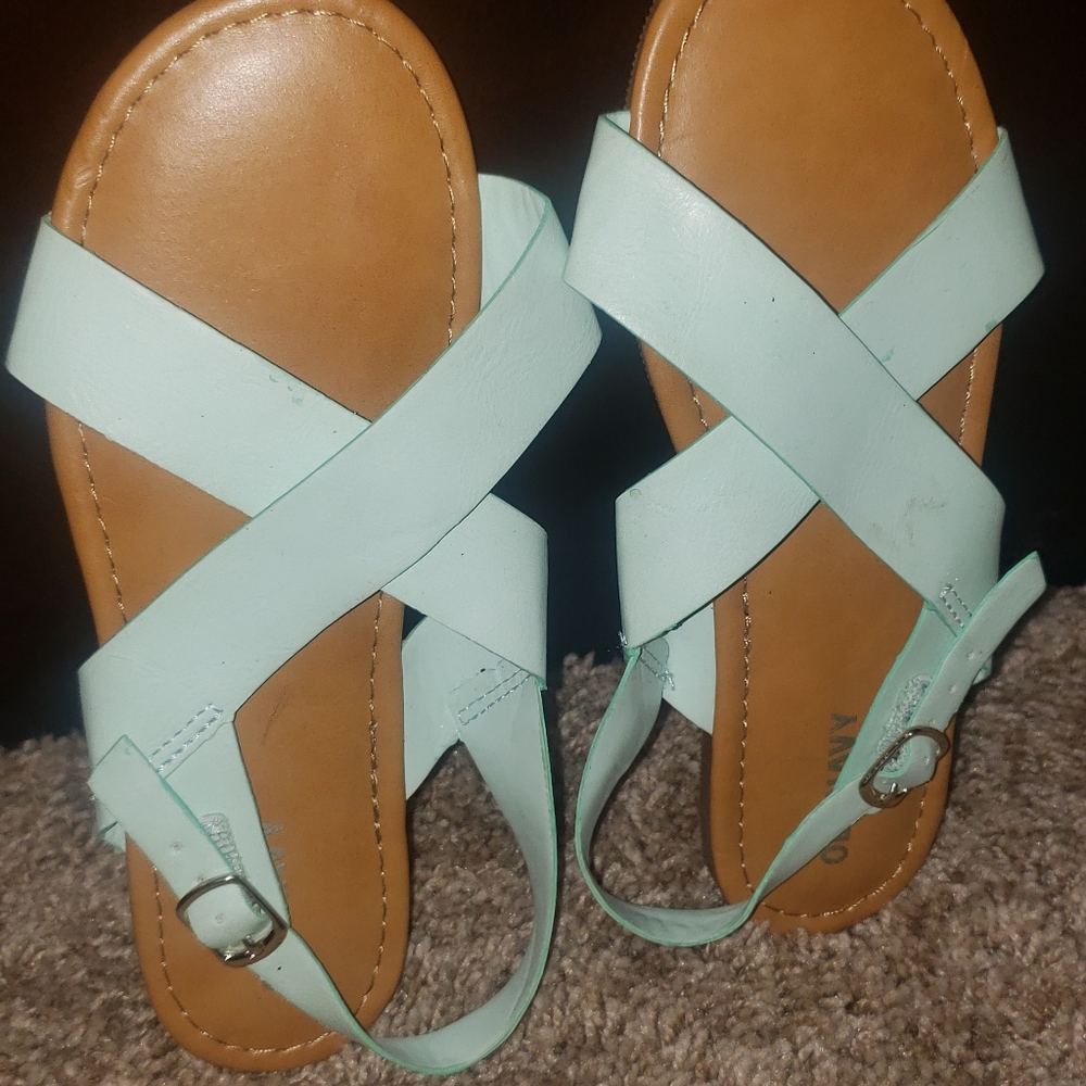 Shoes - Picture 3 of 4